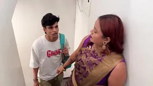 Bhabhi Called Aunty Mona The Delivery Boy Inside